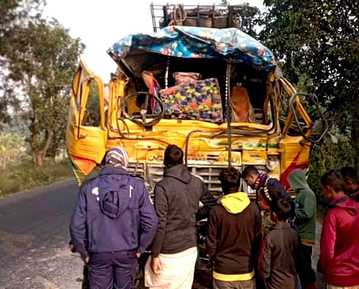 নাটোরের বড়াইগ্রামে এক ট্রাকের পেছনে আরেক ট্রাকের ধাক্কায় দুজন নিহত