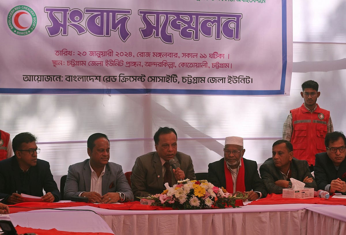 রেড ক্রিসেন্ট সোসাইটির চট্টগ্রাম জেলা ইউনিটের সংবাদ সম্মেলনে বক্তব্য দেন ইউনিটের ও জেলা পরিষদের চেয়ারম্যান এটিএম পেয়ারুল ইসলাম। আজ দুপুর ১২টায় চট্টগ্রাম নগরের আন্দরকিল্লা জেলা রেড ক্রিসেন্ট প্রাঙ্গণে