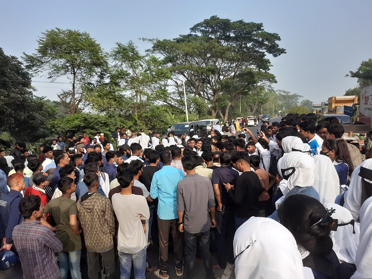 সড়ক দুর্ঘটনায় সহপাঠী নিহতের প্রতিবাদে শিক্ষার্থীদের ঢাকা–চট্টগ্রাম মহাসড়ক অবরোধ করে বিক্ষোভ। মঙ্গলবার দুপুরে কুমিল্লার দাউদকান্দি উপজেলার হাসানপুর এলাকায়