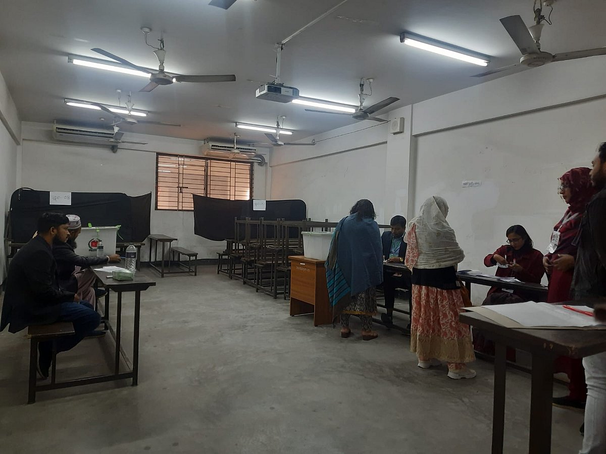 ঢাকা সিটি কলেজ কেন্দ্রে ভোট দিচ্ছেন কয়েকজন ভোটার