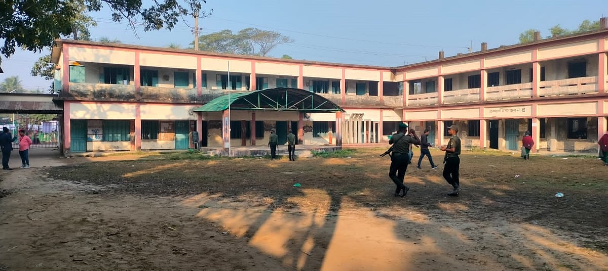 ভোট গ্রহণ শুরুর আধা ঘণ্টা পরও ফাঁকা কক্সবাজারের পেকুয়া সরকারি মডেল জিএমসি ইনস্টিটিউশন কেন্দ্র। এ সময় কোনো বুথে্ভই ভোটার দেখা যায়নি। আজ রোববার সকাল সাড়ে আটটায়