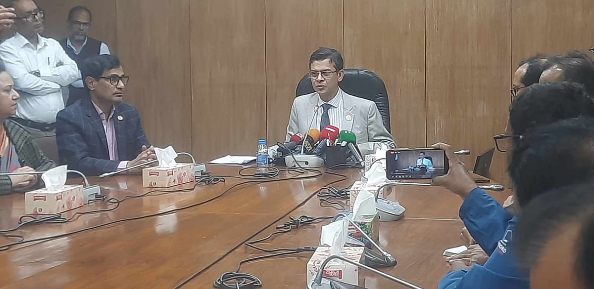 মন্ত্রিপরিষদ সচিব মো. মাহবুব হোসেন আজ বুধবার রাতে নতুন মন্ত্রিসভার সদস্যদের নাম জানিয়েছেন
