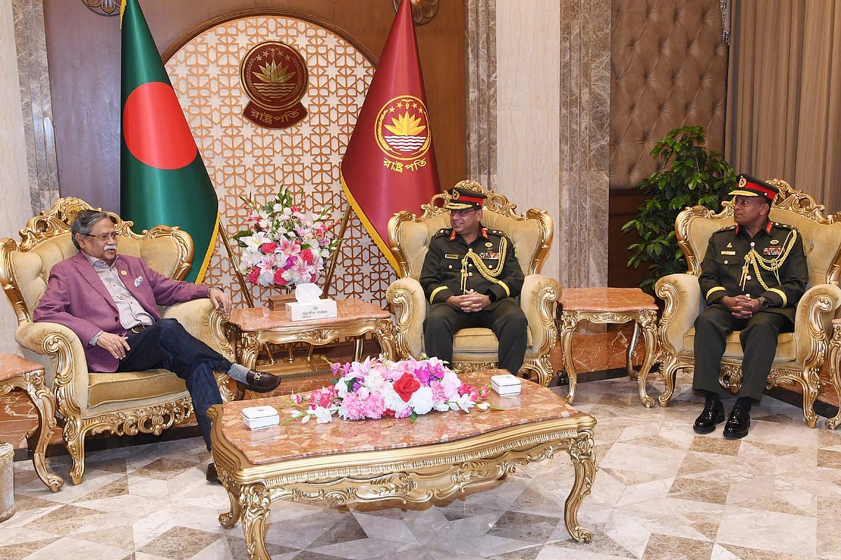 রাষ্ট্রপতি মো. সাহাবুদ্দিনের সঙ্গে বঙ্গভবনে সাক্ষাৎ করেন সেনাবাহিনীর নবনিযুক্ত সিজিএস লেফটেন্যান্ট জেনারেল ওয়াকার-উজ-জামান এবং সশস্ত্র বাহিনী বিভাগের পিএসও লেফটেন্যান্ট জেনারেল মিজানুর রহমান শামীম। ঢাকা, ১ জানুয়ারি