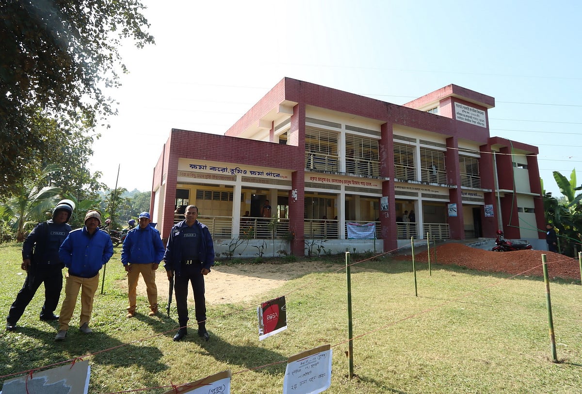 রাঙামাটির নানিয়ারচর উপজেলার ঘিলাছড়ি ইউনিয়নের হাজাছড়ি সরকারি প্রাথমিক বিদ্যালয়ের ভোট কেন্দ্রে দুই–একজন ভোটার এসেছেন সারা দিনে। আজ সকালে