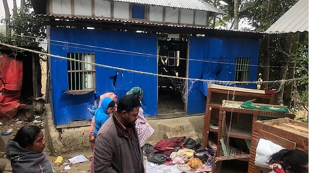 বেদেপল্লিতে হামলা ও লুটপাটের পাঁচ দিন পরেও ছড়িয়ে ছিটিয়ে থাকা আসবাবপত্র। শুক্রবার দুপুরে কালকিনি পৌরসভার চরঠেঙ্গামারা বেদেপল্লিতে