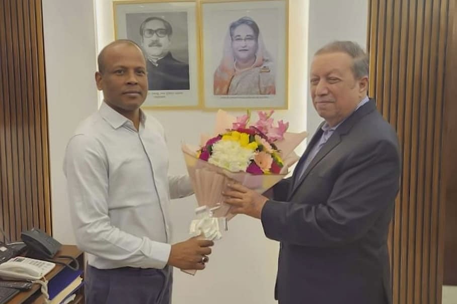 খুলশী থানার ওসি শেখ নেয়ামত উল্লাহ ও চট্টগ্রাম ১২(পটিয়া) আসন থেকে নির্বাচিত সংসদ সদস্য মোতাহেরুল ইসলাম চৌধুরীর এই ছবিটি সামাজিক যোগাযোগ মাধ্যমে ছড়িয়ে পড়েছে