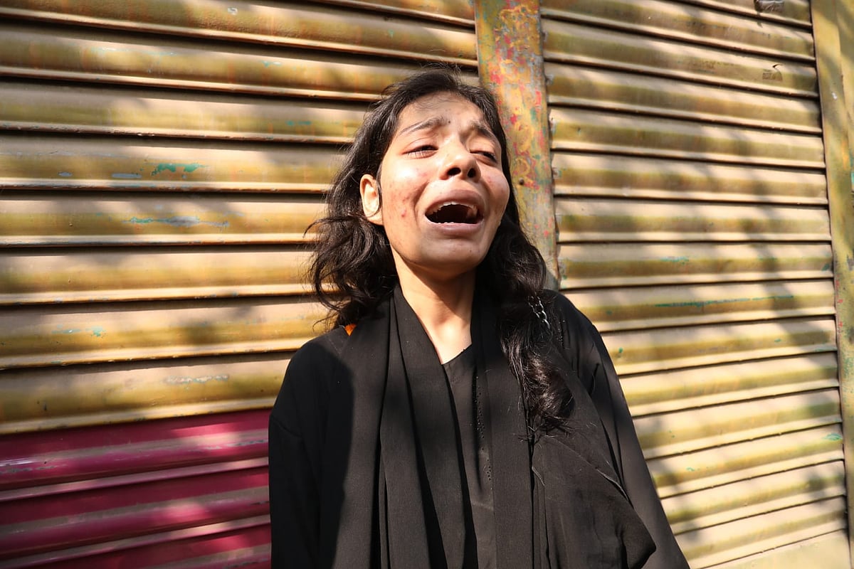 নির্বাচনী সহিংসতায় বাবার মৃত্যুতে বিলাপ করছেন মেয়ে মমতা ইসলাম। আজ রোববার সকালে মুন্সিগঞ্জ সদর উপজেলার মিরকাদিম পৌরসভার টেঙ্গর এলাকায়