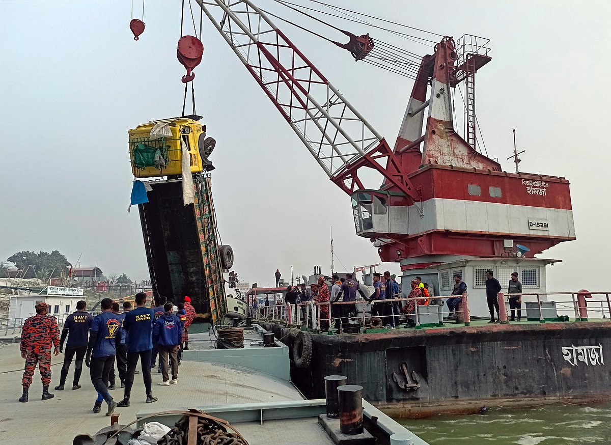 মানিকগঞ্জের পাটুরিয়ায় ফেরিডুবির ঘটনায় আরেকটি ট্রাক উদ্ধার করা হয়েছে। রোববার বেলা তিনটার দিকে পাটুরিয়ার ২ নম্বর ঘাটের পন্টুনে তা রাখা হয়