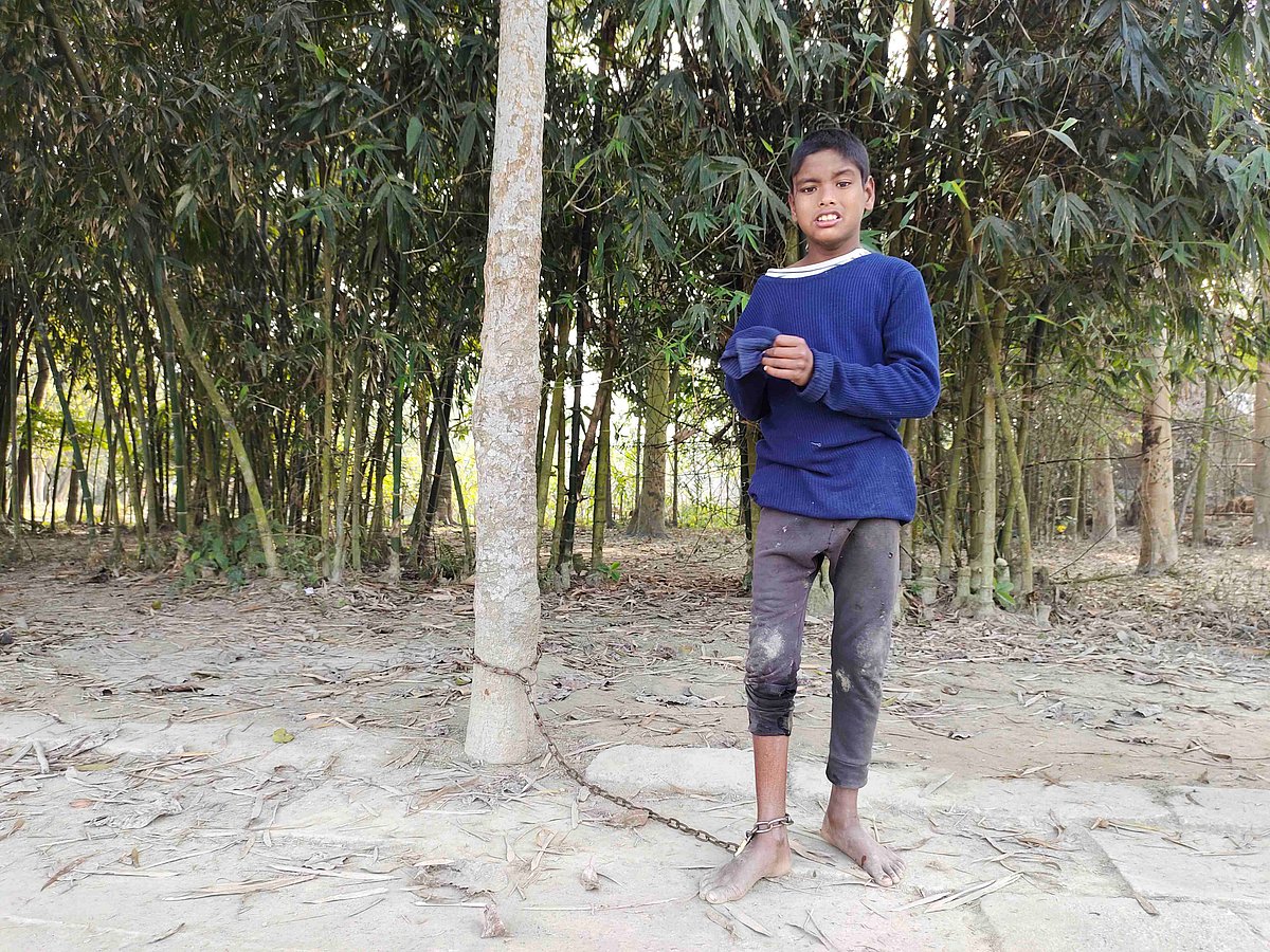 পাঁচ বছর ধরে শিশু রাকিব হোসেনকে শিকলে বেঁধে রাখা হচ্ছে। মঙ্গলবার দুপুরে কুড়িগ্রামের ভূরুঙ্গামারী উপজেলার পাইকেরছড়া ইউনিয়নের গছিডাঙ্গা গ্রামে