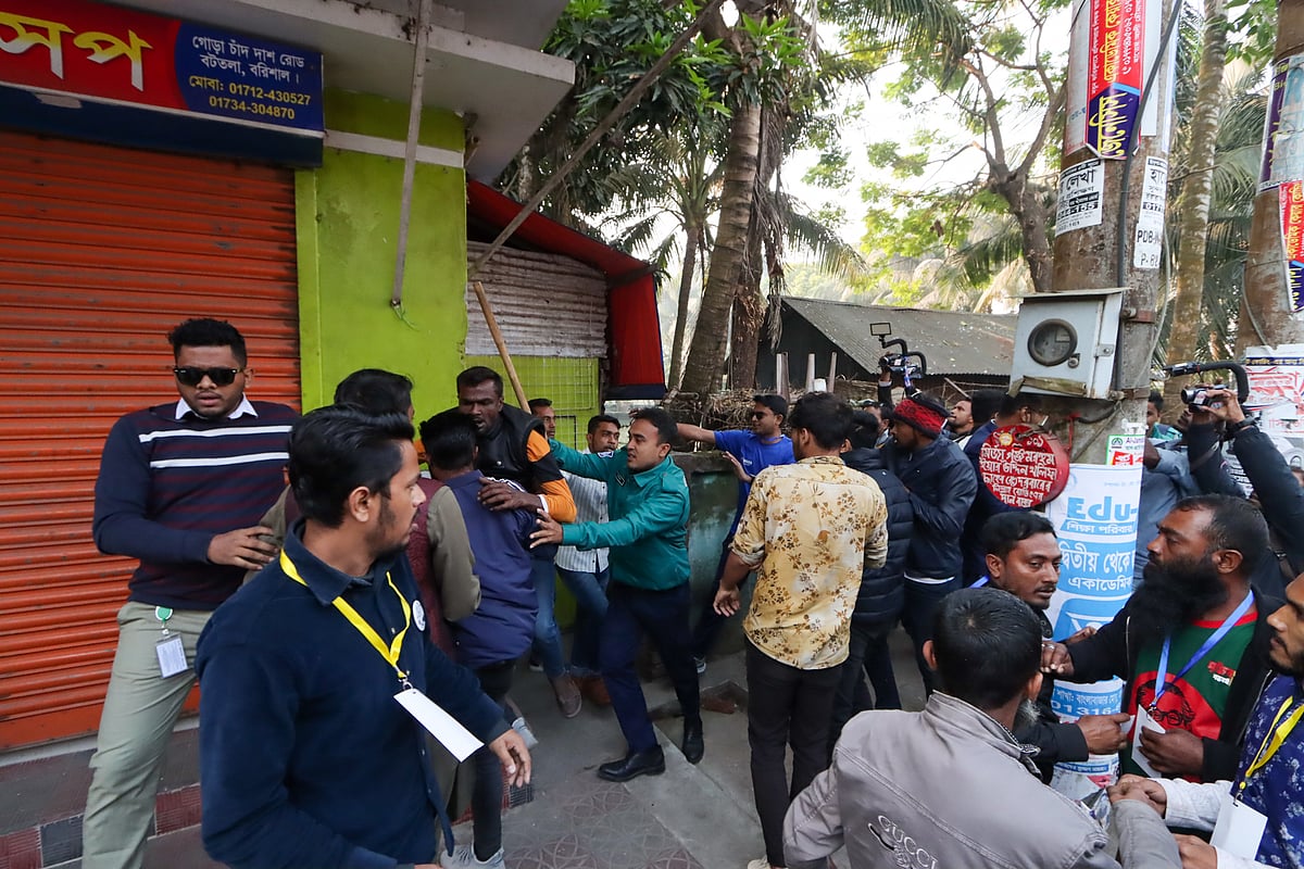 দুই প্রার্থীর কর্মী-সমর্থকদের মধ্যে হাতাহাতি হয়। আজ রোববার সকালে বরিশাল নগরের আলেকান্দা এলাকায়