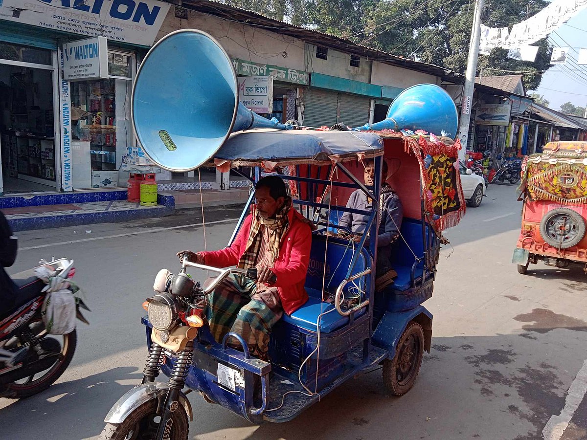 লালমনিরহাটে প্রার্থী হয়েও নিজের বক্তব্য নিজ কণ্ঠে রেকর্ড করে অটোরিকশা নিয়ে প্রচার করছেন আজমুল হক পাটোয়ারী। মঙ্গলবার দুপুরে শহরের রেলওয়ে বাজার এলাকায়