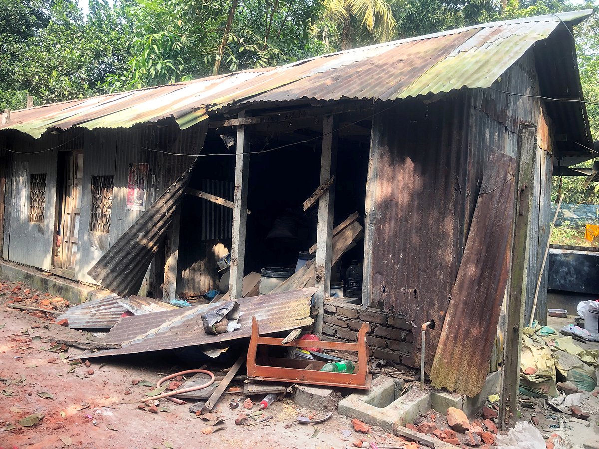 বসতঘরে ভাঙচুর চালানো হয়েছে। বৃহস্পতিবার দুপুরে মাদারীপুর পৌরসভার চরখাগদী এলাকায়