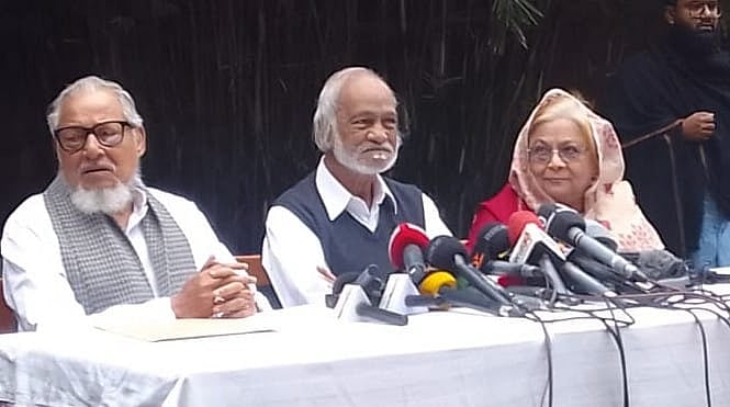 সংবাদ সম্মেলনে বক্তব্য দেন বিএনপির স্থায়ী কমিটির সদস্য আবদুল মঈন খান। তাঁর এক পাশে নজরুল ইসলাম খান ও অন্য পাশে সেলিমা রহমান। গুলশান, ঢাকা, ৫ জানুয়ারি