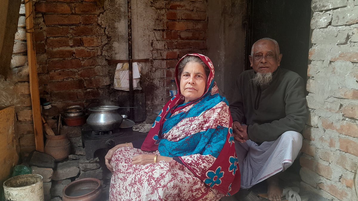 পুরান ঢাকার সূত্রাপুরের রূপলাল দাস লেনে দিনের বেলা গ্যাসের চাপ কম থাকে। রাতে রান্না করেন আরশ আলী ও কামরুন্নেসা দম্পতি