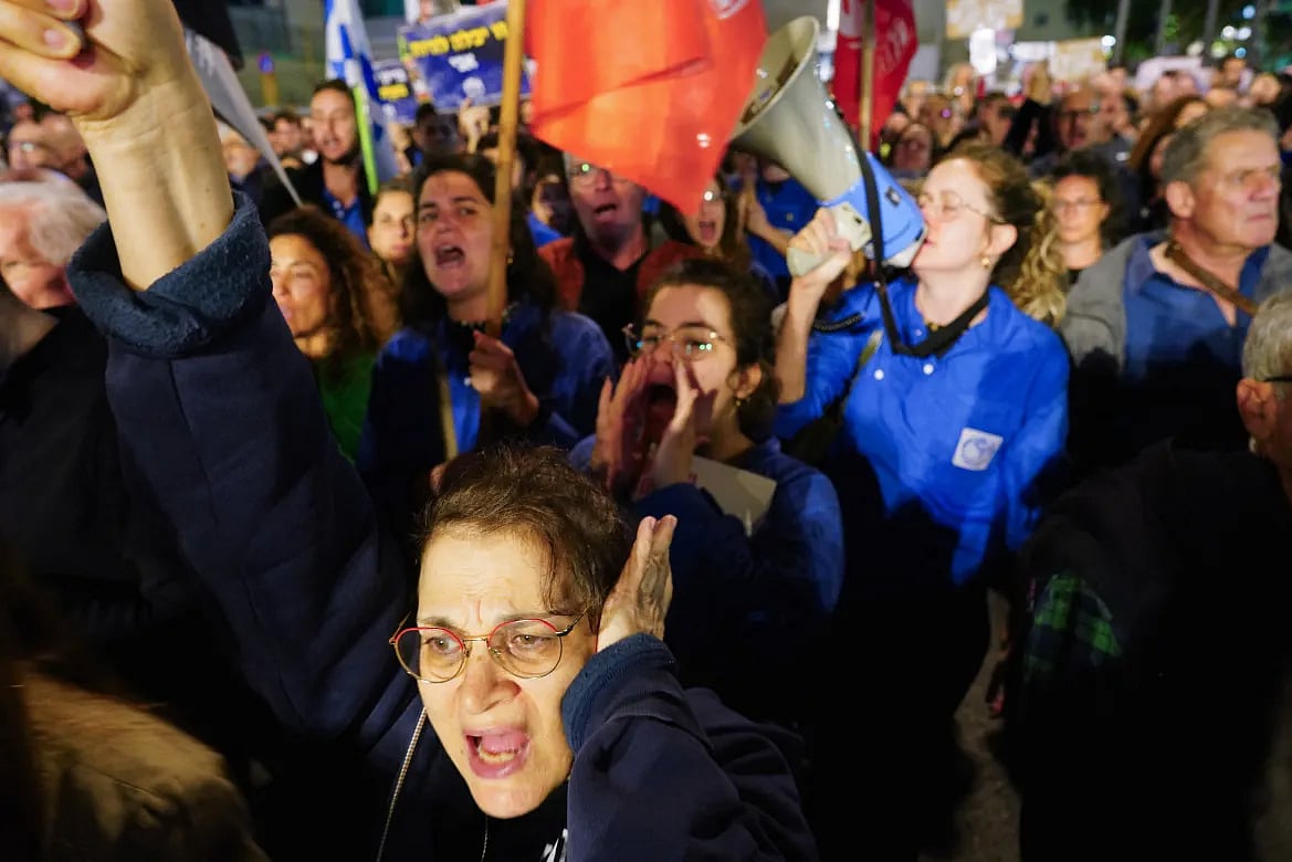 তেল আবিবের হোস্টেজ স্কয়ারে কয়েক হাজার বিক্ষোভকারী অংশ নেন