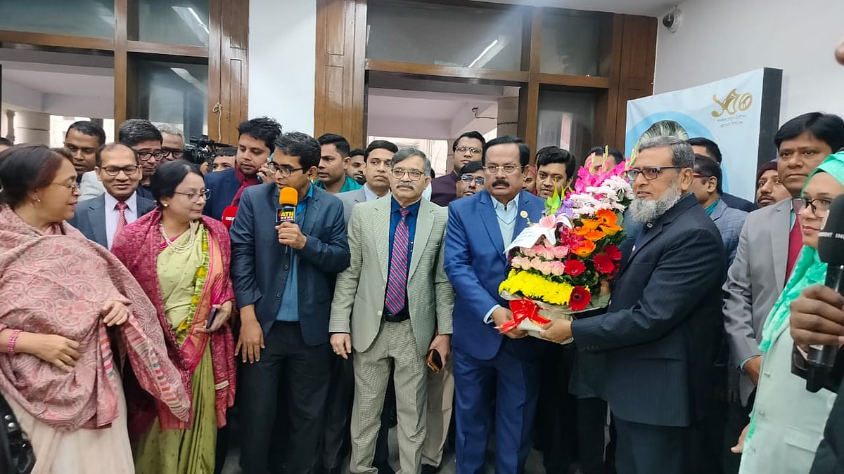 মন্ত্রীর দায়িত্ব নেওয়ার পর প্রথম সচিবালয়ে এলে বস্ত্র ও পাটমন্ত্রী জাহাঙ্গীর কবির নানককে ফুল দিয়ে শুভেচ্ছা জানানো হয়