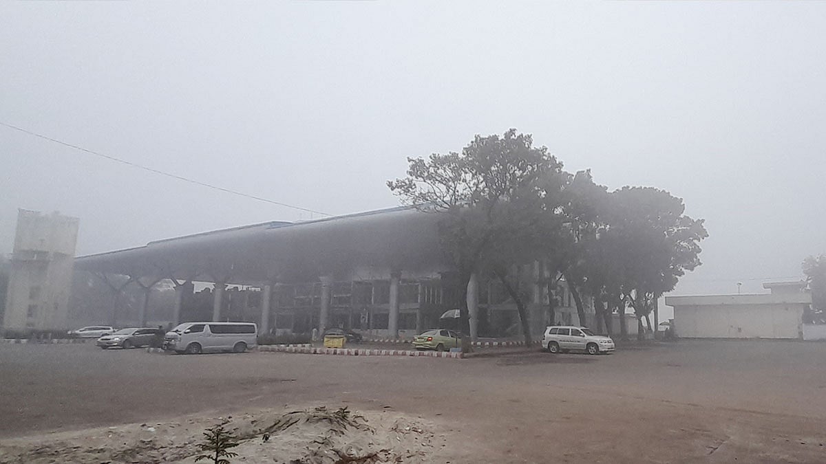 কুয়াশায় ঢাকা পড়েছে সৈয়দপুর বিমানবন্দর