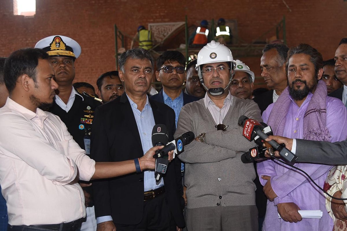 লালকুঠিতে চলমান সংস্কার কার্যক্রম পরিদর্শন করার সময় সাংবাদিকদের সঙ্গে কথা বলেন মেয়র তাপস