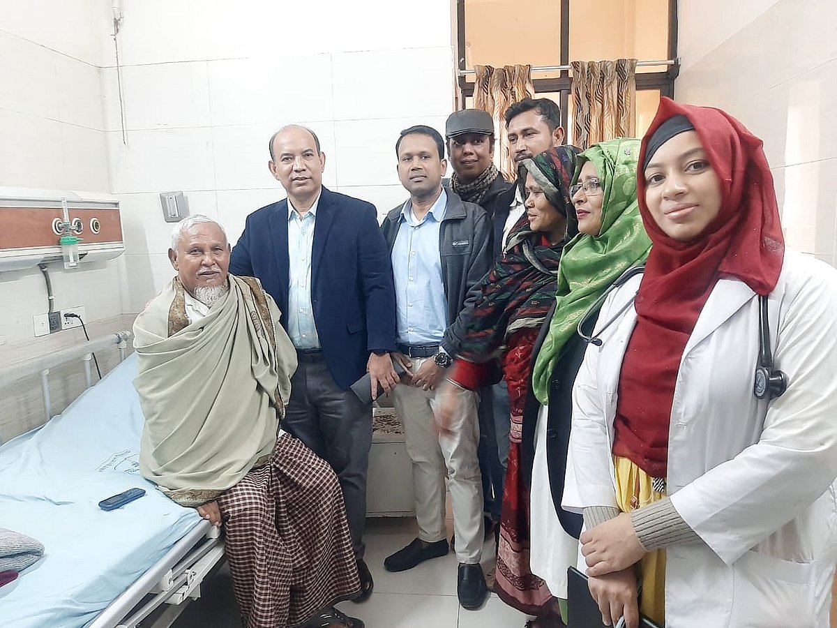 রোবোটিক এনজিওপ্লাস্টি পদ্ধতিতে দেশে প্রথমবারের মতো হৃদ্যন্ত্রের রক্তনালিতে স্টেন্ট পরানো কুষ্টিয়ার আজম আলীর পাশে চিকিৎসক দল