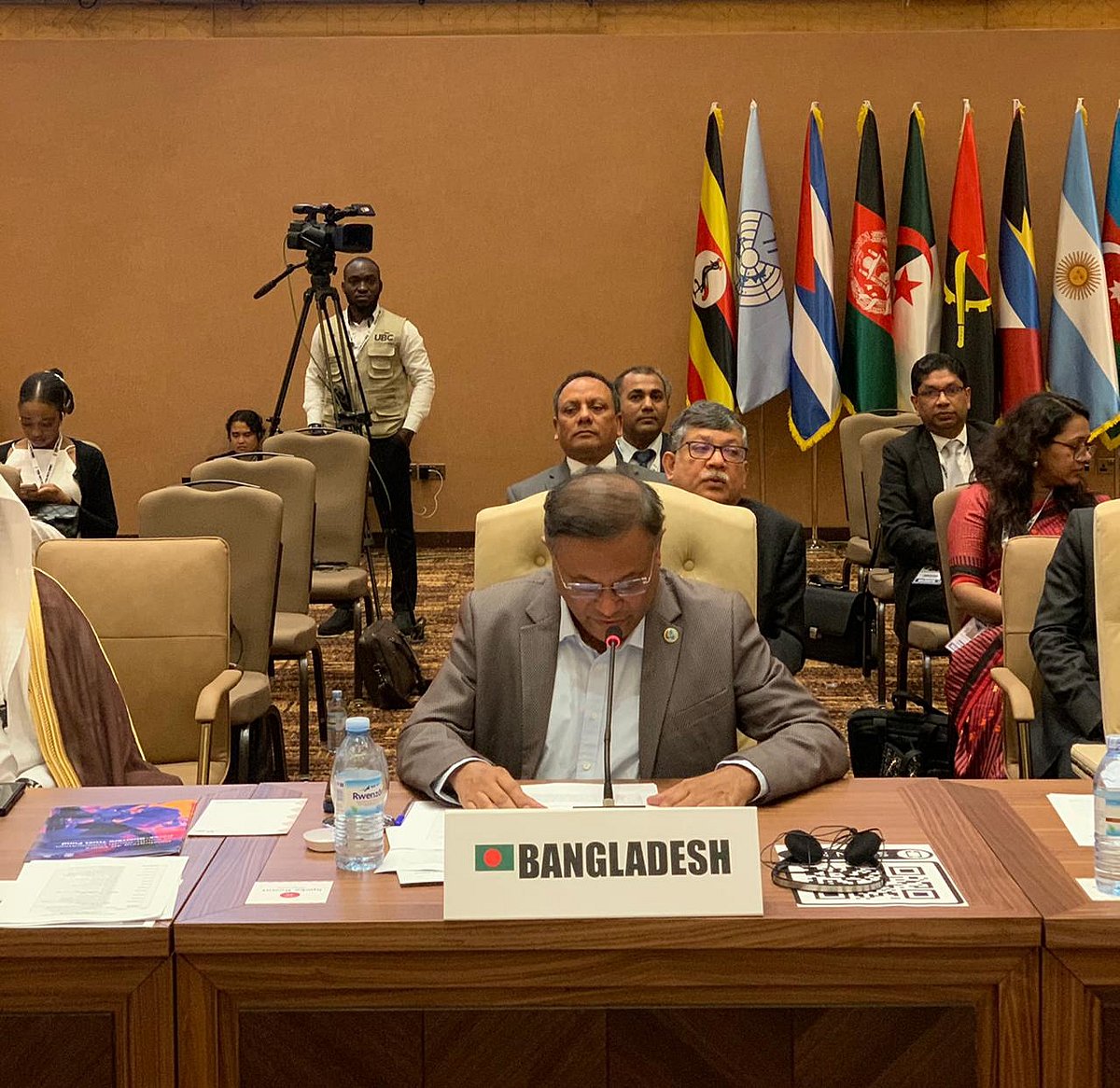 পররাষ্ট্রমন্ত্রী হাছান মাহমুদ তৃতীয় দক্ষিণ শীর্ষ সম্মেলনের সাধারণ বিতর্কে বক্তব্য দেন। কাম্পালা, উগান্ডা, ২১ জানুয়ারি