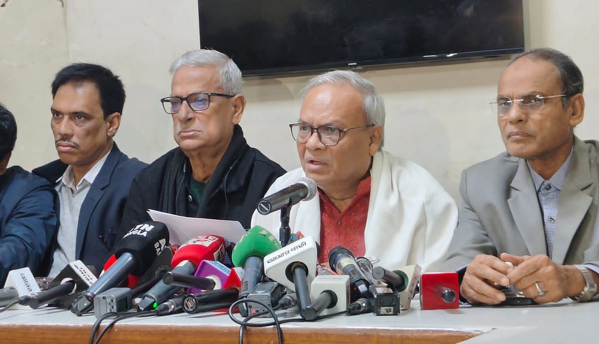 বিএনপির জ্যেষ্ঠ যুগ্ম মহাসচিব রুহুল কবির রিজভী নয়াপল্টনে বিএনপির কেন্দ্রীয় কার্যালয়ে সংবাদ সম্মেলনে সাংবাদিকদের প্রশ্নের জবাব দেন। ঢাকা, ১৩ জানুয়ারি