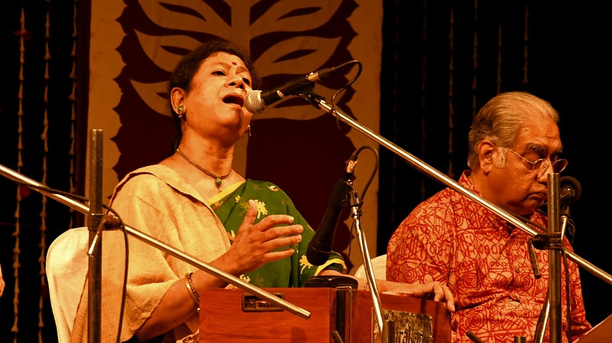 গাইছেন লাইসা আহমেদ লিসা। ছবি : ভাস্বর মুখার্জি