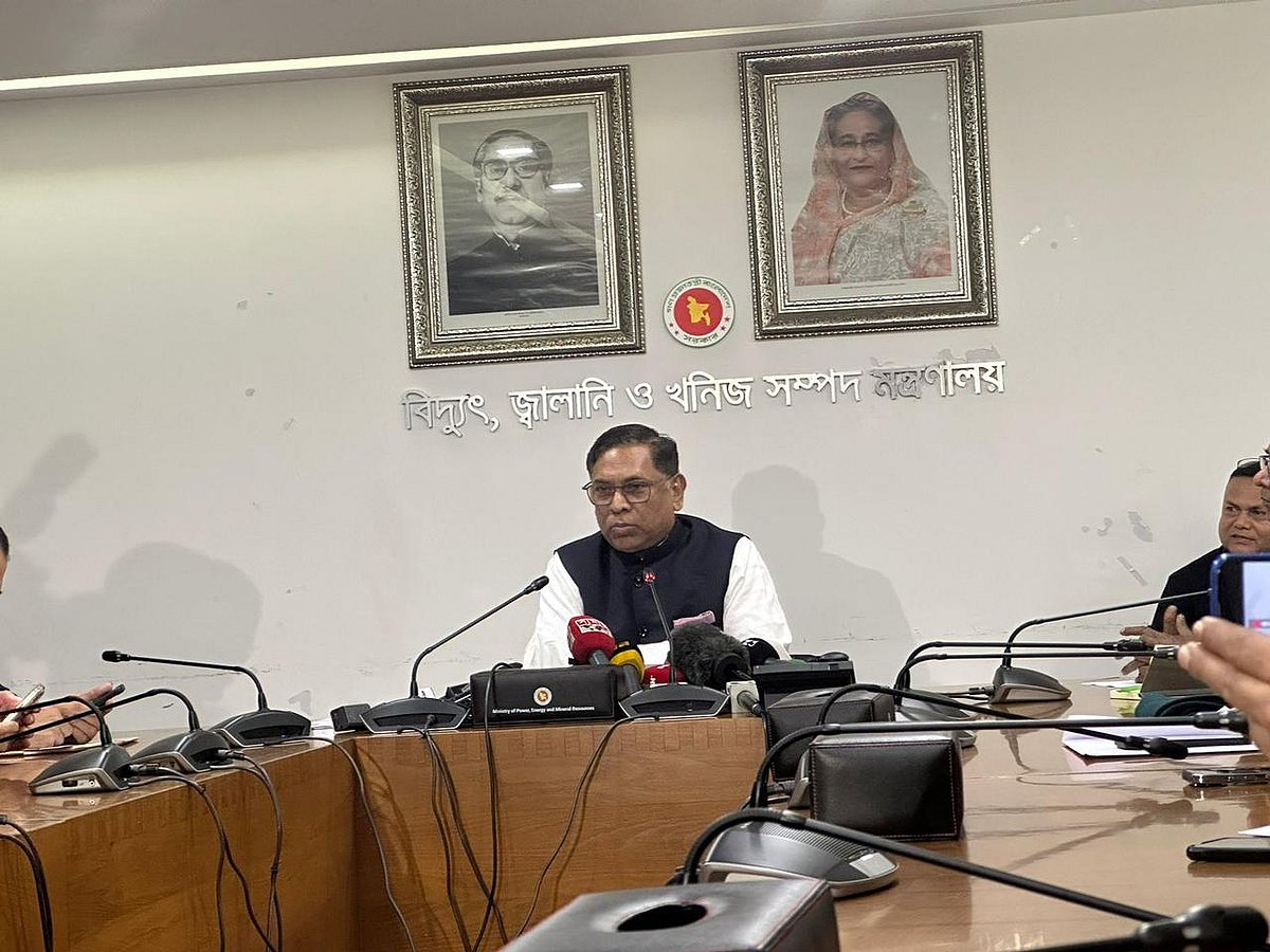 সচিবালয়ে আয়োজিত এক সংবাদ সম্মেলনে বক্তব্য দেন বিদ্যুৎ, জ্বালানি ও খনিজ সম্পদ প্রতিমন্ত্রী নসরুল হামিদ