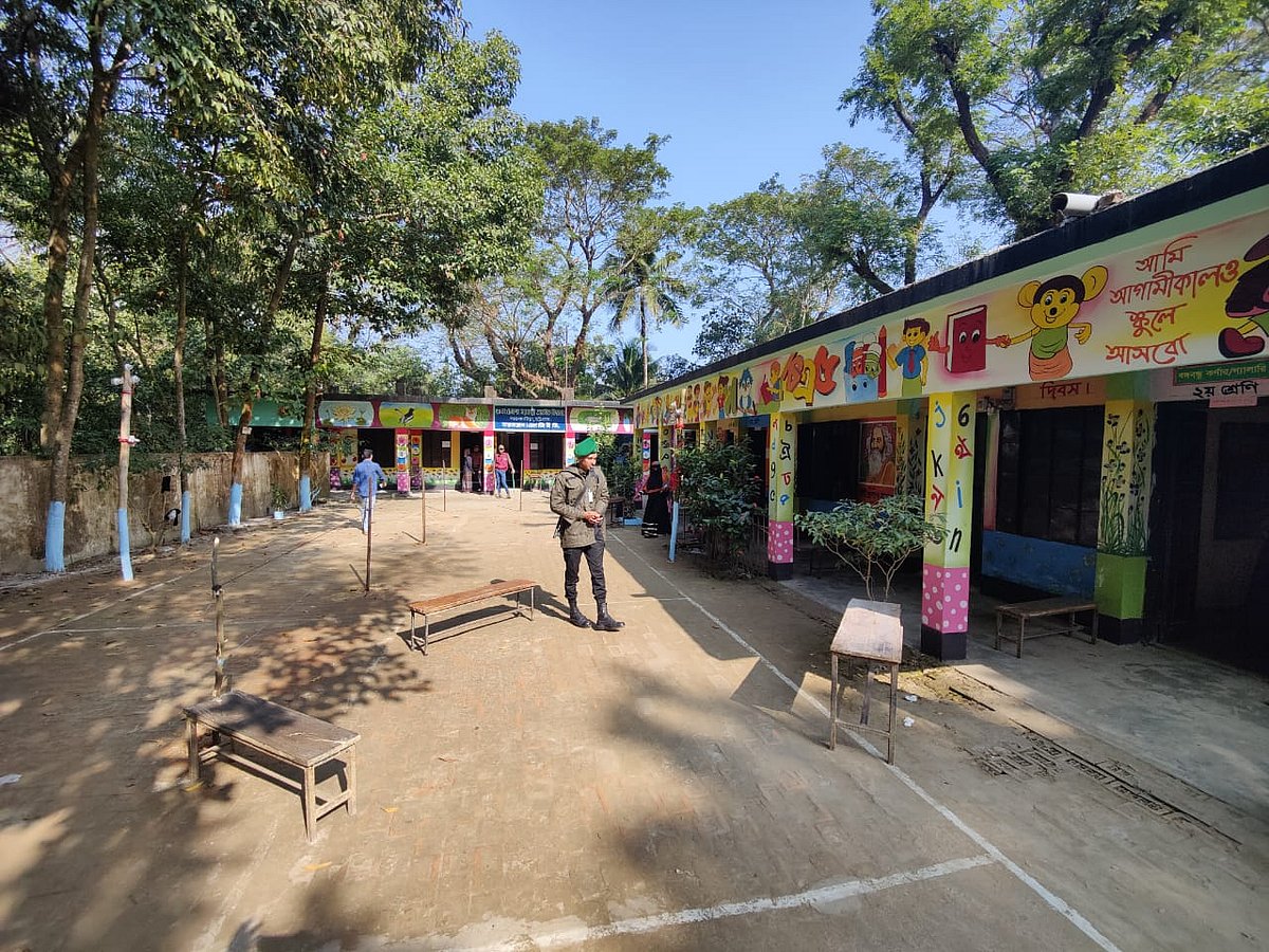 চট্টগ্রামের সাতকানিয়ার দক্ষিণ ঢেমশা সরকারি প্রাথমিক বিদ্যালয়ের ভোটকেন্দ্রে ভোটার উপস্থিতি ছিল খুব কম। সকাল ১০টায় তোলা