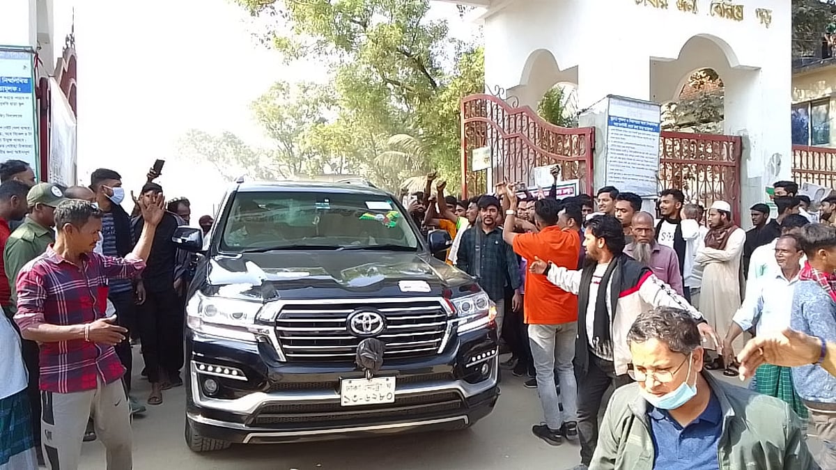 ভোটকেন্দ্র পরিদর্শনে গেলে চট্টগ্রাম-১২ (পটিয়া) আসনের স্বতন্ত্র প্রার্থী ও জাতীয় সংসদের হুইপ সামশুল হক চৌধুরীর গাড়ি আটকে ‘ভুয়া ভুয়া’ স্লোগান দেয় নৌকার কর্মী সমর্থকেরা। আজ দুপুর ১২ টায় পটিয়া সদরের আবদুস সোবহান রাহাত আলী উচ্চ বিদ্যালয় কেন্দ্রে