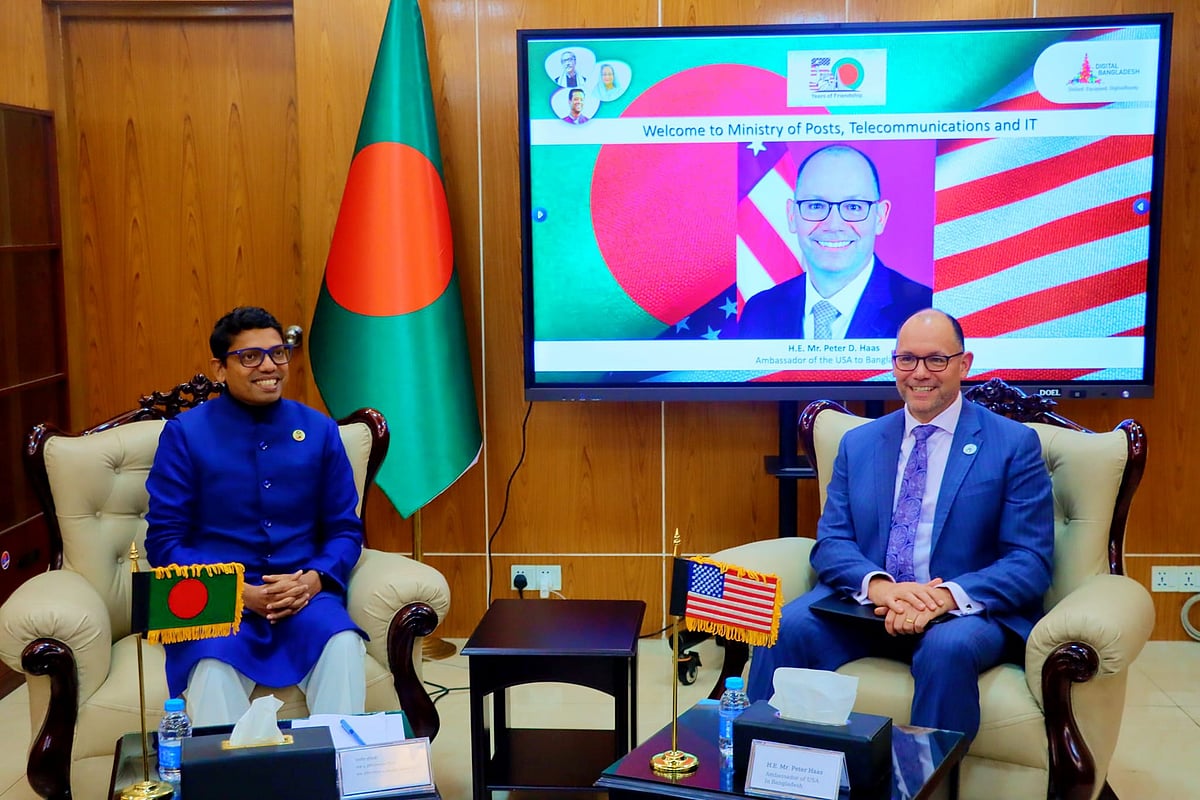 সচিবালয়ে ডাক ও টেলিযোগাযোগ বিভাগে আজ মঙ্গলবার ডাক, টেলিযোগাযোগ ও তথ্যপ্রযুক্তি প্রতিমন্ত্রী জুনাইদ আহ্মেদ পলকের সঙ্গে সৌজন্য সাক্ষাৎ করেন যুক্তরাষ্ট্রের রাষ্ট্রদূত পিটার হাস