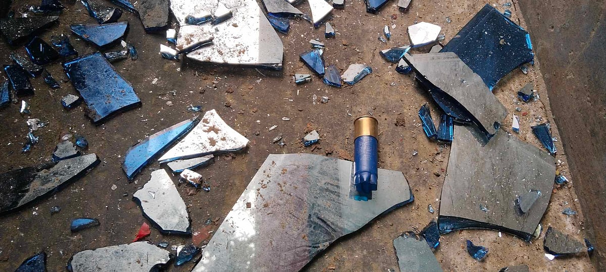 হামলা–ভাঙচুরে ছড়িয়ে ছিটিয়ে আছে কাচের টুকরা। রোববার সকালে মুন্সিগঞ্জ সদর উপজেলার আধারা ইউনিয়নের বকুলতলা এলাকায়