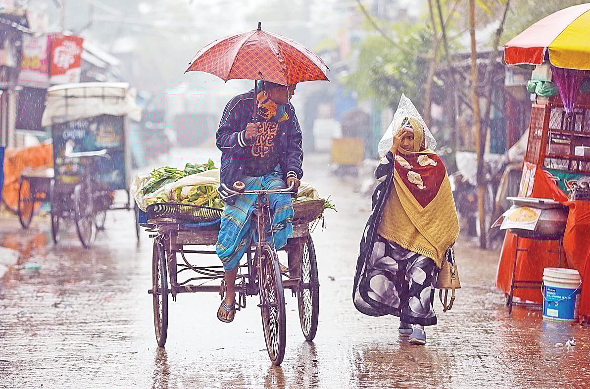 সকাল থেকে খুলনায় বৃষ্টি হয়েছে। মাঘের শীত ও বৃষ্টি মাথায় নিয়ে কাজে বের হয়েছেন মানুষ। গতকাল সকাল পৌনে ১০টায় খুলনা শহরের বাস্তুহারা এলাকায়