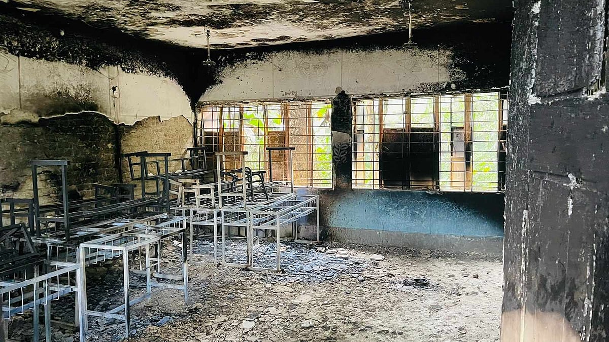 ময়মনসিংহের নান্দাইলে দুর্বৃত্তদের দেওয়া আগুনে ৭১নং হরিপুর সরকারি প্রাথমিক বিদ্যালয়ের আসবাবপত্র পুড়ে গেছে