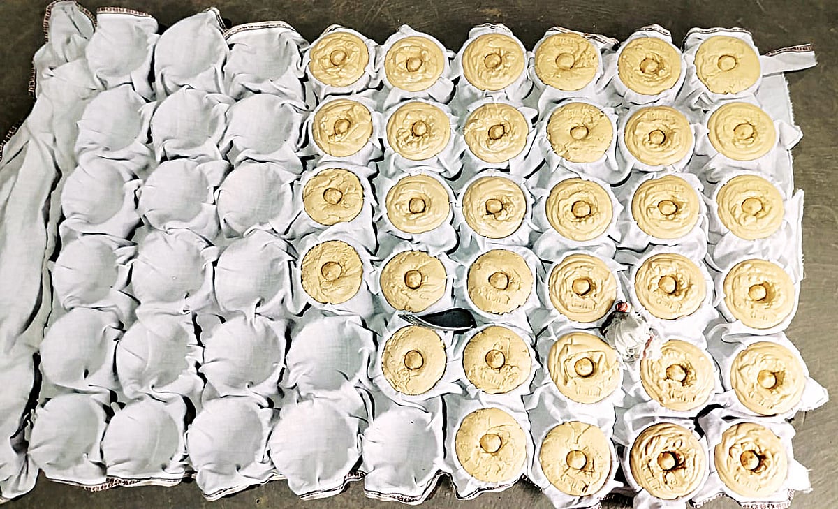 ছোট ছোট পাত্রে ঢেলে রাখা হয়েছে হাজারী গুড়। মানিকগঞ্জের হরিরামপুরে