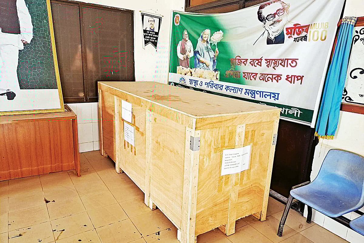 পটুয়াখালী মেডিকেল কলেজে বাক্সবন্দী অবস্থায় পড়ে আছে চিকিৎসা শিক্ষার যন্ত্র