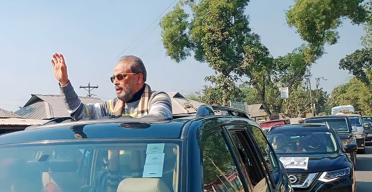 লাঙ্গলের প্রার্থীদের পক্ষে প্রচারণার শেষ মুহূর্তের গণসংযোগে জাতীয় পার্টির চেয়ারম্যান জি এম কাদের। বৃহস্পতিবার দুপুরে রংপুরের পীরগাছা উপজেলা সদরে