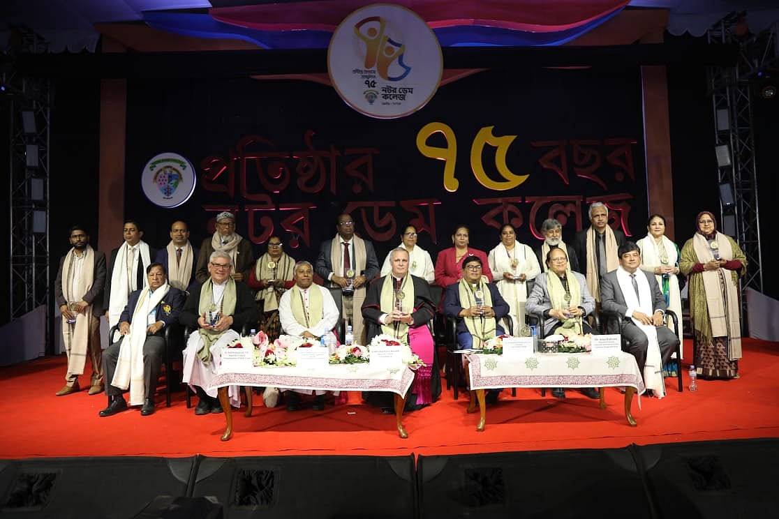 উৎসবে বাংলাদেশে বিভিন্ন ক্ষেত্রে গুরুত্বপূর্ণ ভূমিকা রেখেছেন, এমন অ্যালামনাইদের হাতে সম্মাননা স্মারক তুলে দেওয়া হয়