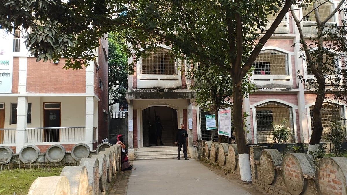 সকালে আজিমপুর গার্লস স্কুল অ্যান্ড কলেজ কেন্দ্রে ভোটারের উপস্থিতি ছিল একেবারেই কম।