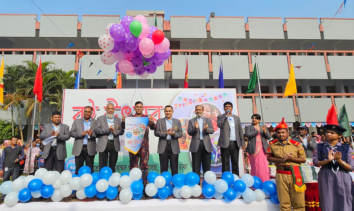 বীরশ্রেষ্ঠ নূর মোহাম্মদ পাবলিক কলেজে উৎসবমুখর পরিবেশে বই উৎসব অনুষ্ঠিত হয়। ঢাকা, ০১ জানুয়ারি