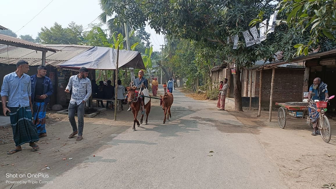 ঘোড়ার পিঠে চড়ে ভোট দিতে আসেন ইউনুস আলী। রোববার দুপুরে বাগমারা উপজেলার হামিরকুৎসা ইউনিয়নের তালঘড়িয়া গ্রামে