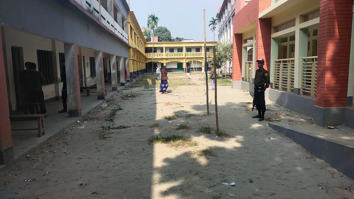 মুন্সিগঞ্জ–৩ আসনে হোসেন্দি বহুমুখী উচ্চবিদ্যালয় কেন্দ্র বেলা একটার দিকে পুরোটাই ফাঁকা দেখা গেছে।