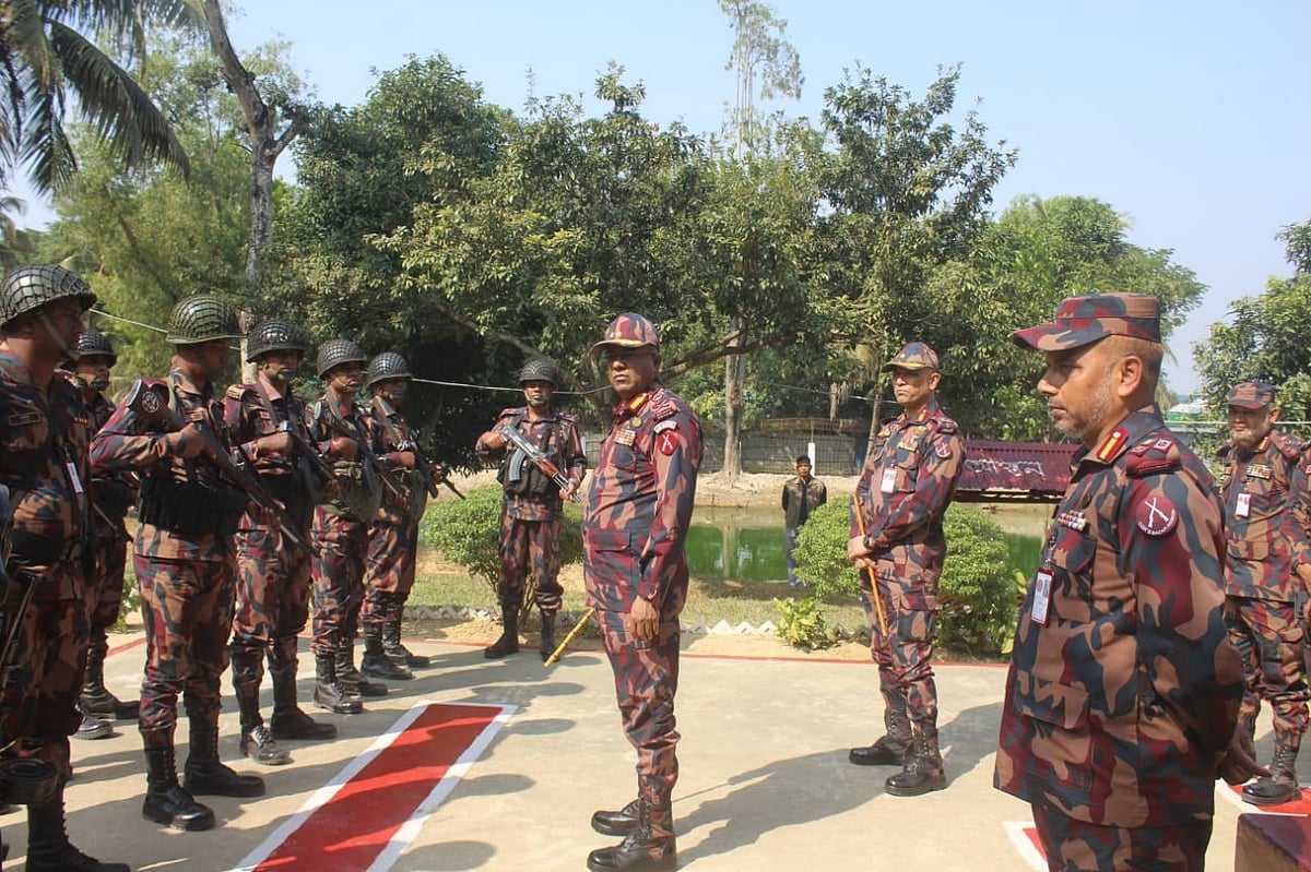 বিওপির প্রতিরক্ষামূলক ব্যবস্থা পরিদর্শন করেন বিজিবি মহাপরিচালক মেজর জেনারেল এ কে এম নাজমুল হাসান