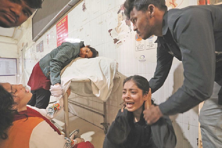 মুন্সিগঞ্জ–৩ আসনে ভোটকেন্দ্রের পাশে নৌকার প্রার্থীর সমর্থক মো. জিল্লুর রহমানকে কুপিয়ে হত্যা করা হয়। তাঁর মরদেহ ঘিরে তিন মেয়ের আহাজারি। গতকাল দুপুরে মুন্সিগঞ্জ জেনারেল হাসপাতালে