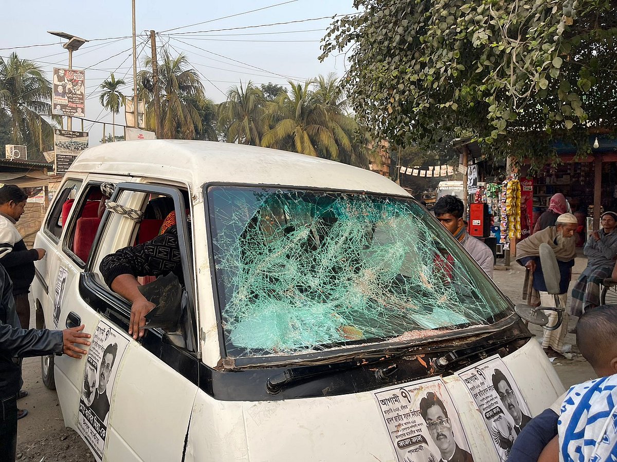 গোপালগঞ্জের মুকসুদপুর উপজেলায় স্বতন্ত্র প্রার্থীর গাড়িতে হামলার ঘটনা ঘটে। বৃহস্পতিবার বিকেলে মুকসুদপুর কলেজ মাঠের পাশে