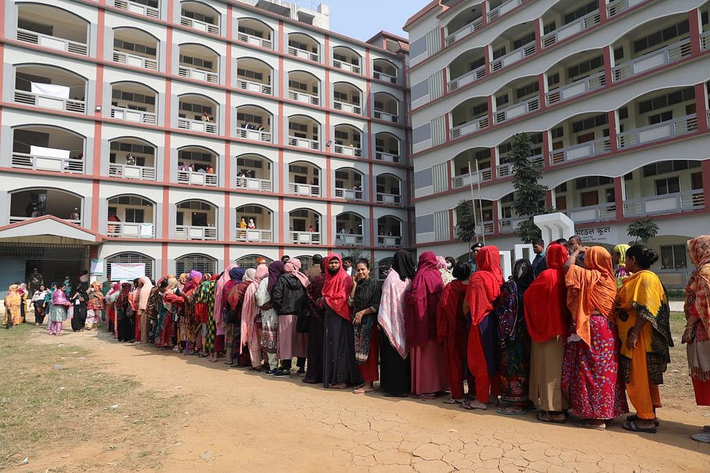 বনানী মডেল স্কুলে বেলা ১১টা ২৭ মিনিটের ছবি। হঠাৎ তৈরি হলো ভোটারের দীর্ঘ লাইন