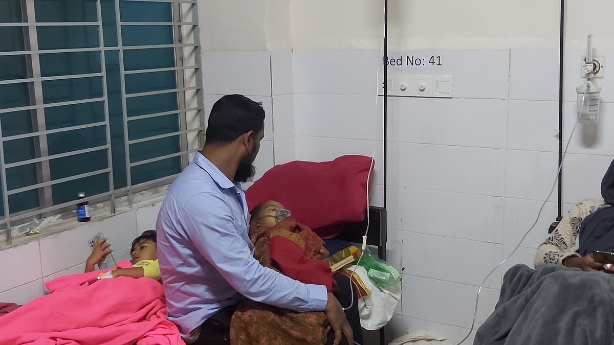 গোপালগঞ্জের শেখ সায়রা খাতুন মেডিকেল কলেজ হাসপাতালের সপ্তম তলার শয্যায় মেজ মেয়েকে কোলে নিয়ে বসে আছেন বাবা টিটো মোল্লা