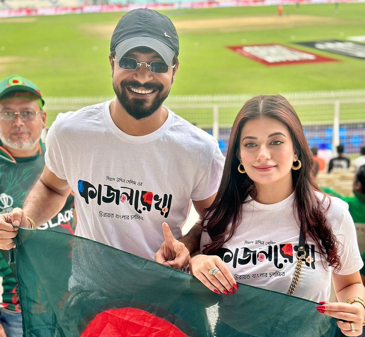 ‘কাজলরেখা’ ছবির প্রধান চরিত্রে অভিনয় করেছেন শরিফুল রাজ ও মন্দিরা চক্রবর্তী