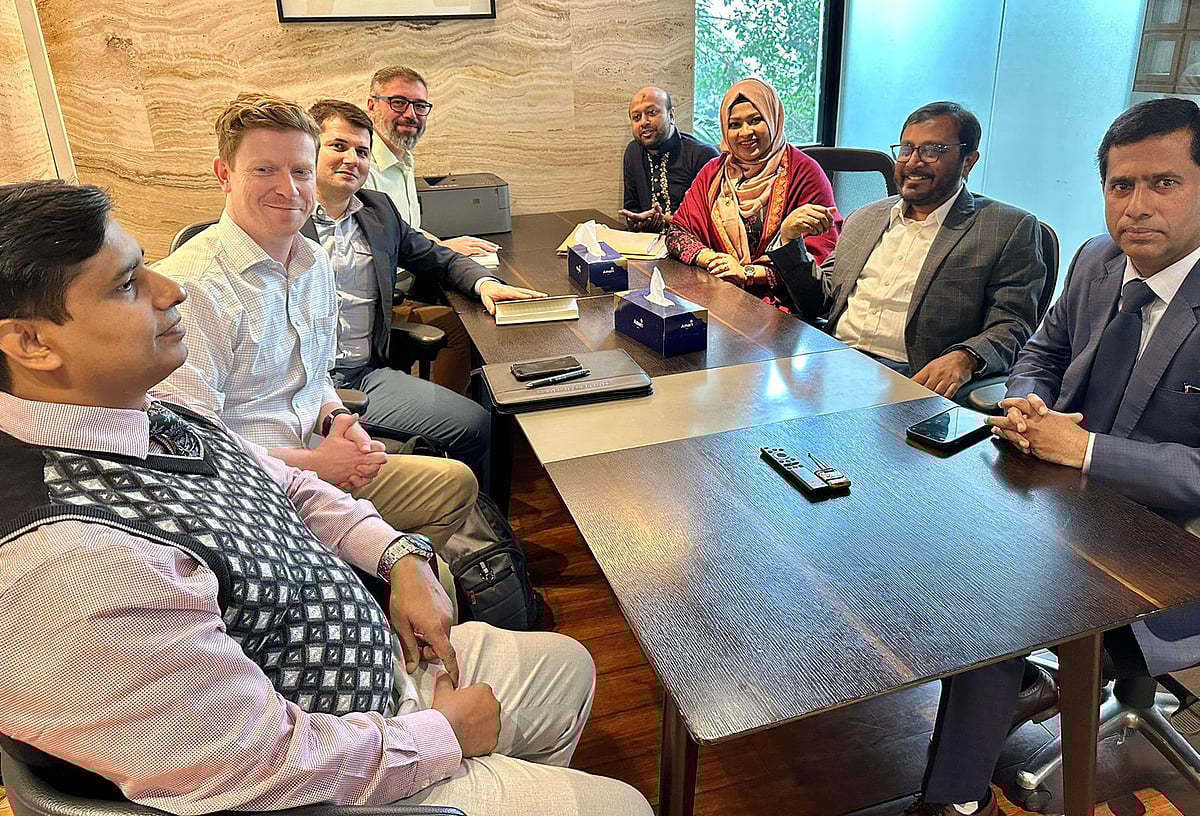 নির্বাচনপূর্ব ও পরবর্তী সহিংসতা পর্যবেক্ষণে আসা মার্কিন যৌথ মূল্যায়ন দলের সদস্যদের সঙ্গে বৈঠকে এবি পার্টির নেতারা। আজ মঙ্গলবার রাজধানীর একটি হোটেলে এই বৈঠক হয়