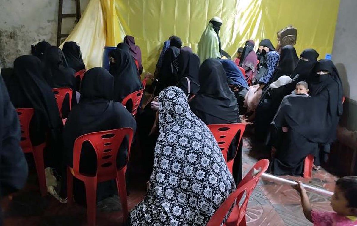 কক্সবাজারের কলাতলী সৈকতের একটি হোটেলে বিয়ের অনুষ্ঠানে আসা রোহিঙ্গা নারীদের একাংশ। গতকাল রোববার রাতে