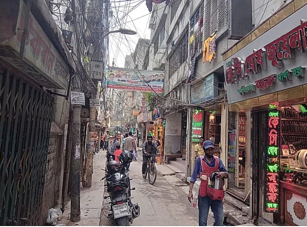 বহুকালের পুরোনো বাড়ি, পরে সেটি ডেভেলপারকে দেওয়া হয়।